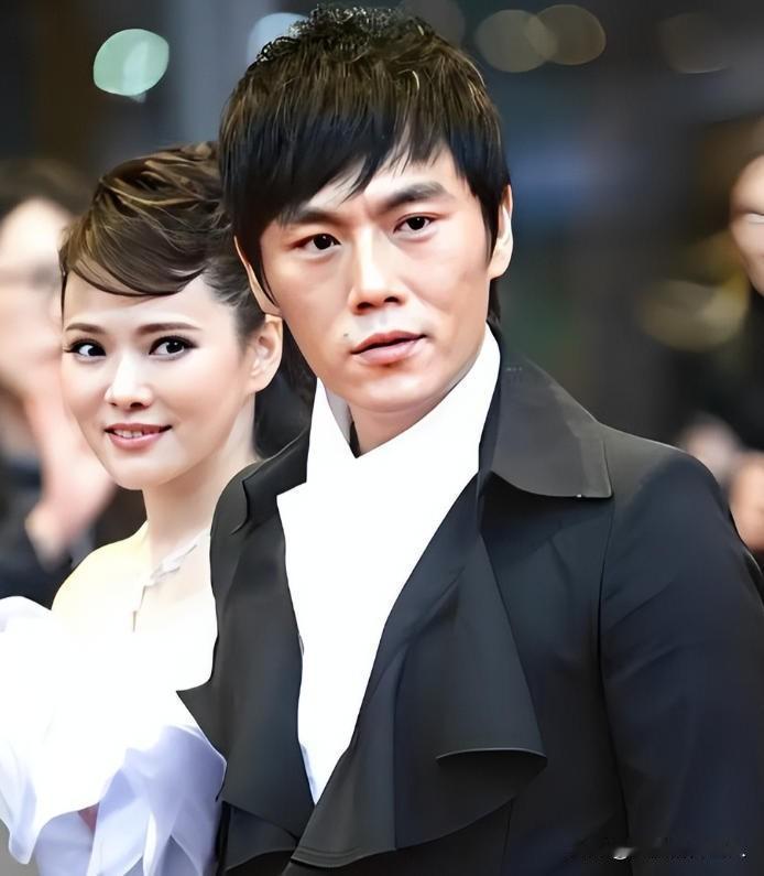 2008年，张宇提醒好朋友庾澄庆：“你老婆伊能静，最近有点诡异，你可要当心。”庾