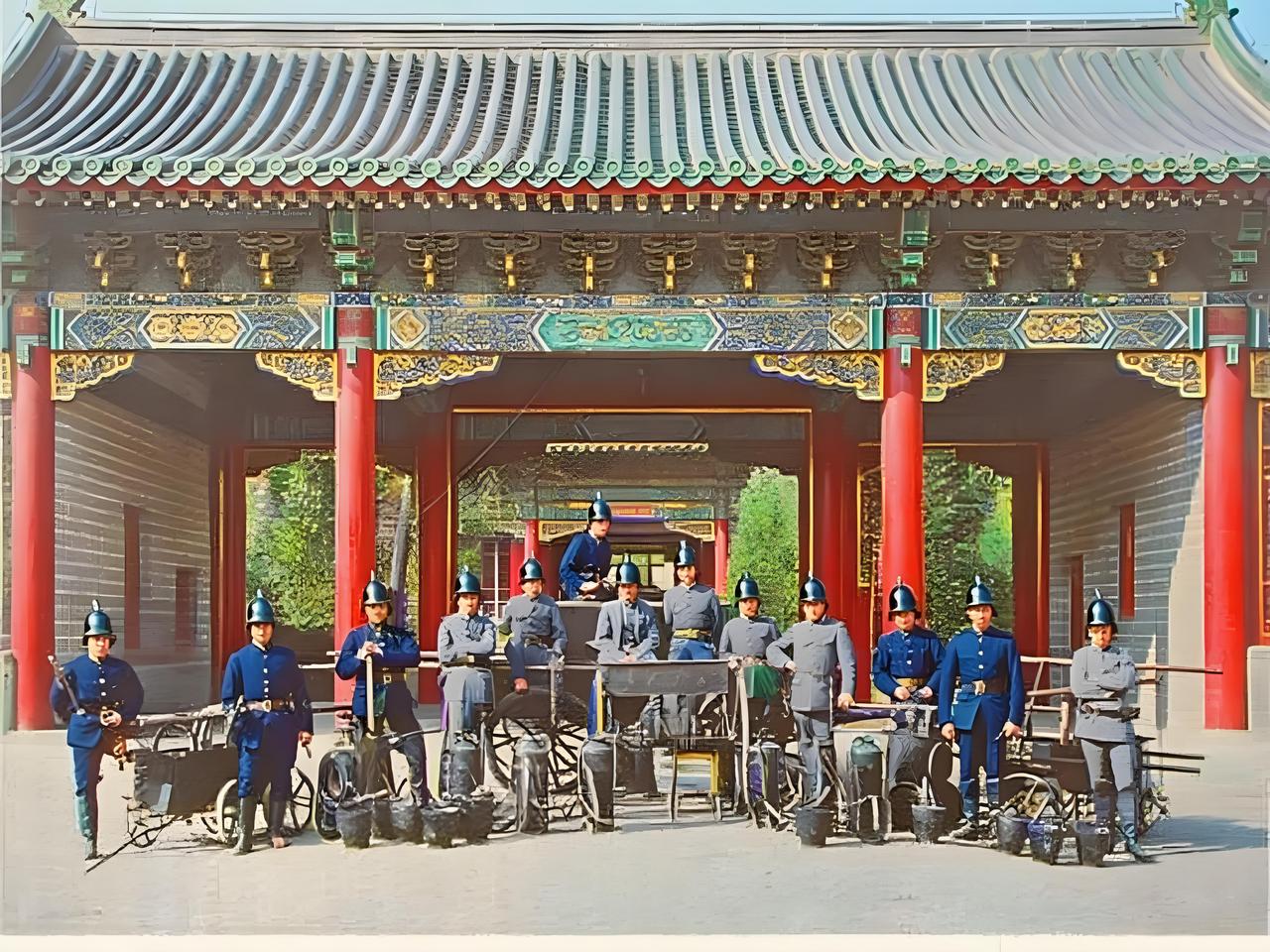 这张照片拍摄于1870-1889年，展现的是英国使馆救火队。画面中，中式传统风格
