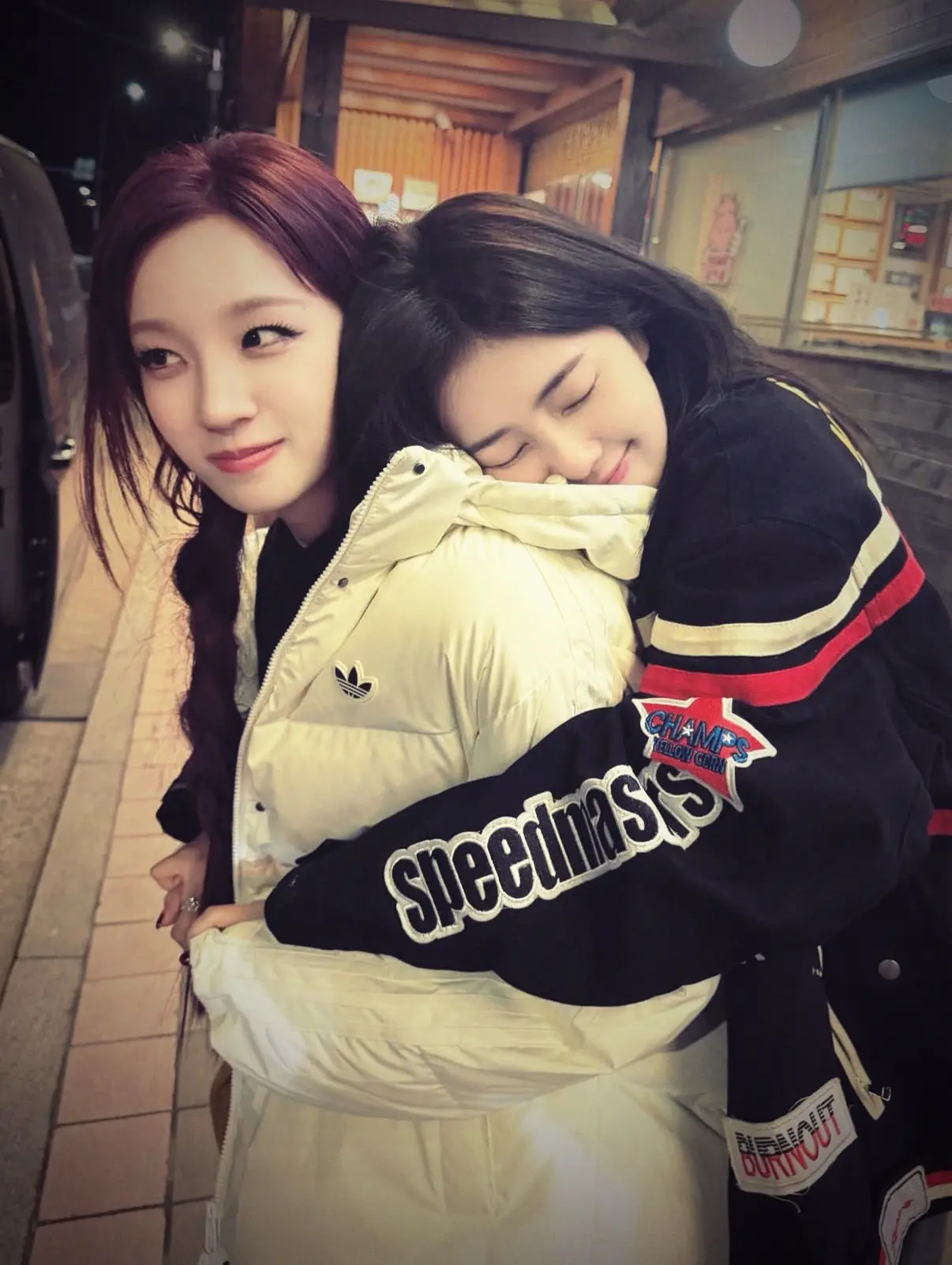 你在左边 我紧靠右。