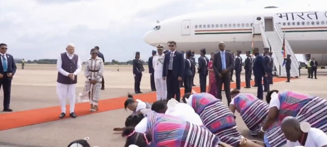 莫迪就好这口
       这是印度总理莫迪抵达南非首都约翰内斯堡机场时的画面，