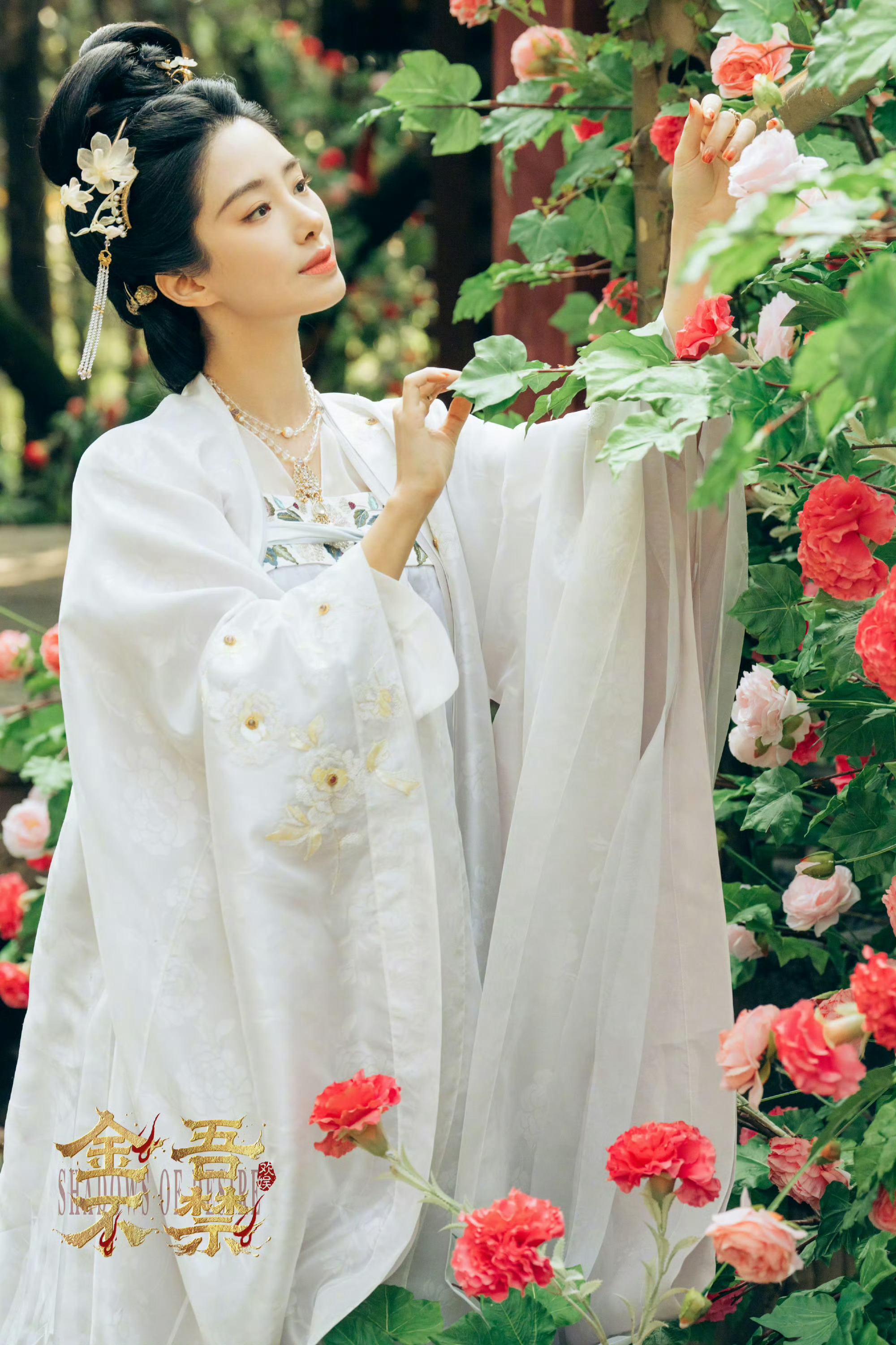 于正发的杨采钰杨采钰的白色古装造型太亮眼啦，本就长得漂亮！ 