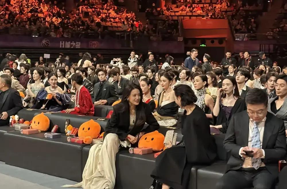 倪妮辛芷蕾杨幂孟子义周也被剪进同一张动图，说谁站C位谁翻白眼。

我刷了三遍，原