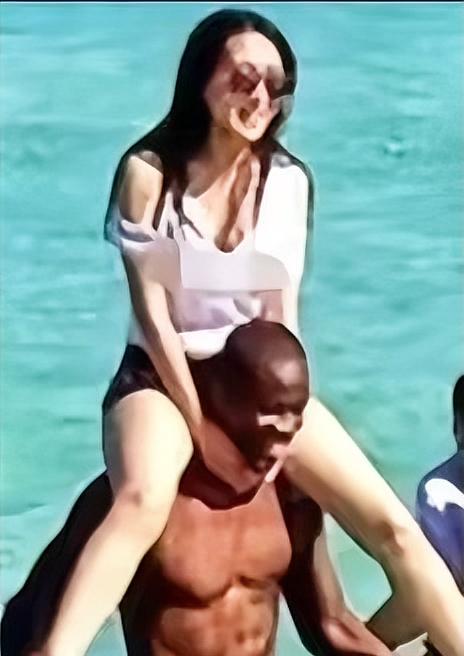 那张被传疯的裙摆照，真不是什么绯闻现场。
马苏只是被导演扛肩头，笑得没心没肺，海