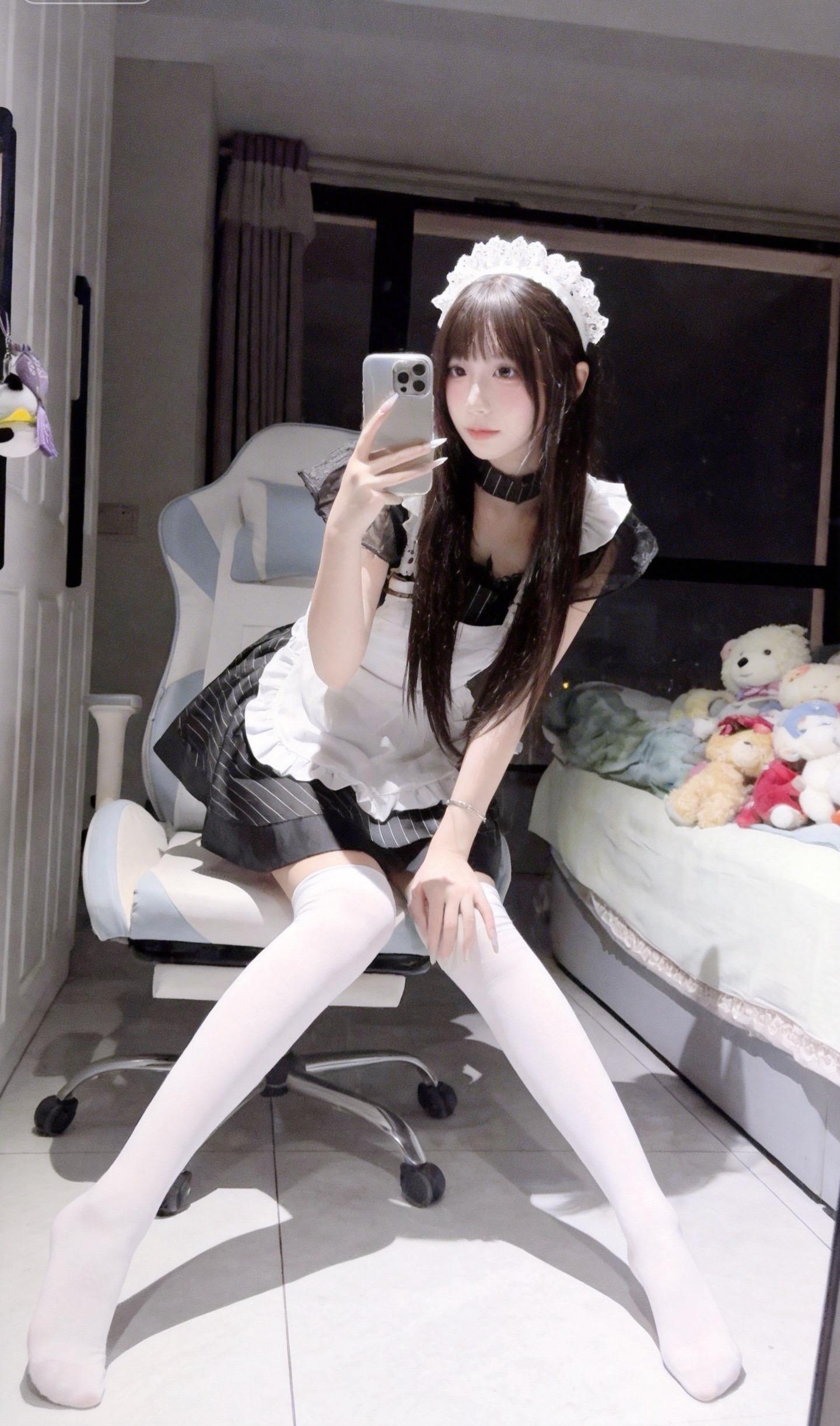 镜子里的小女仆上线，白丝与温柔撞个满怀，不刻意的甜，才最让人沦陷，一眼...