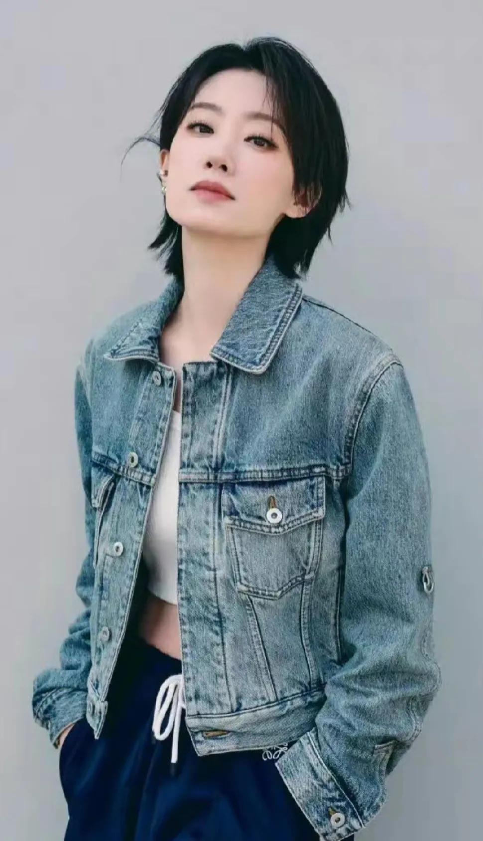演员，张小斐说，谈到我和贾玲的塑料姐妹情，真是一言难尽，有一次，我失恋了，非常难
