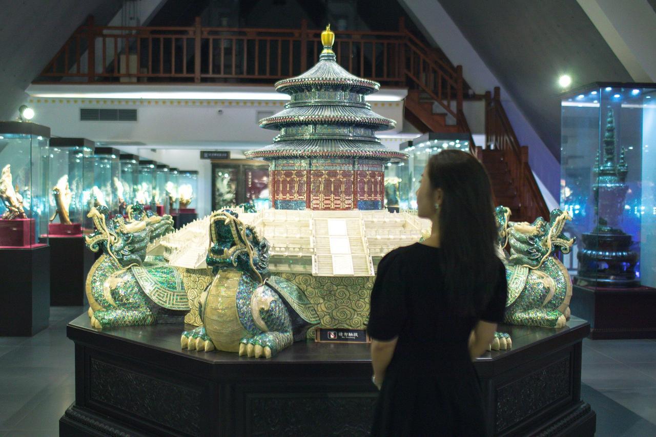 👉 博物馆拍照 3 步出大片
① 找中轴线
楼梯、走廊、入口最稳
对称构图，画