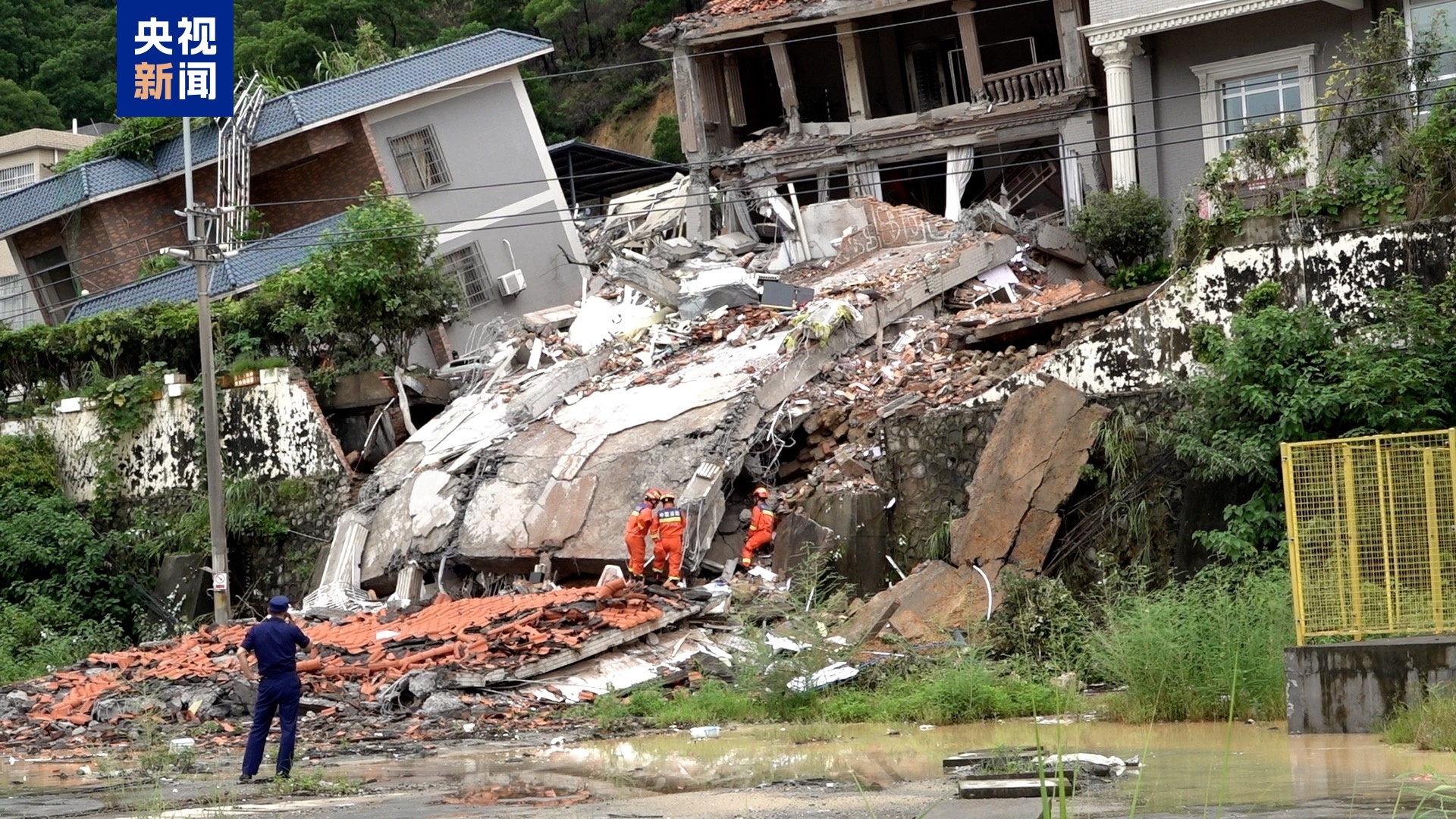 #广州一处山体滑坡致房屋垮塌#【#广州一地山体滑坡14人被困#[话筒]已救出7人