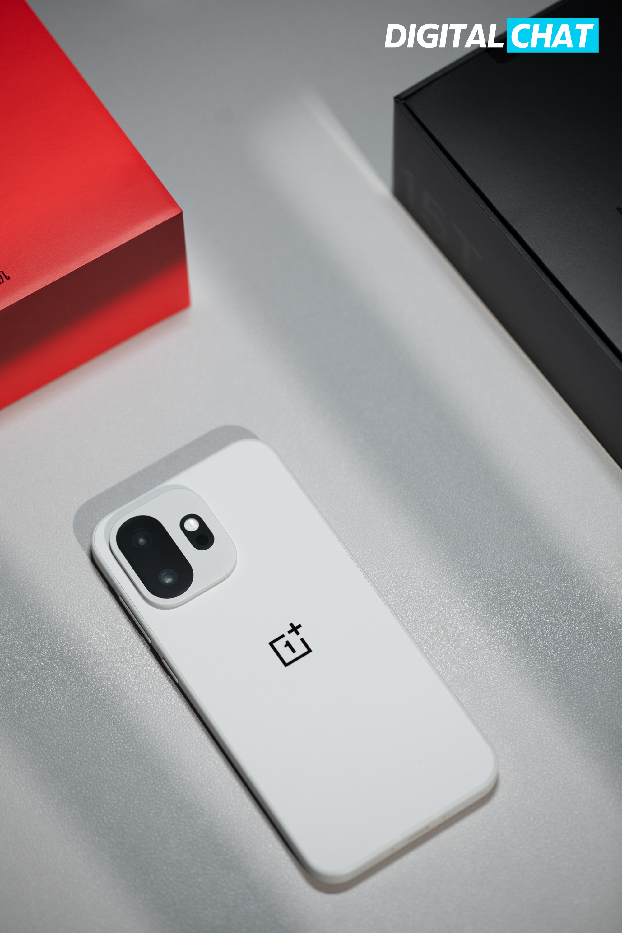 一加15T 「治愈白巧」太好看了，通体纯白设计，金属中框和后盖都是哑光白，没有色