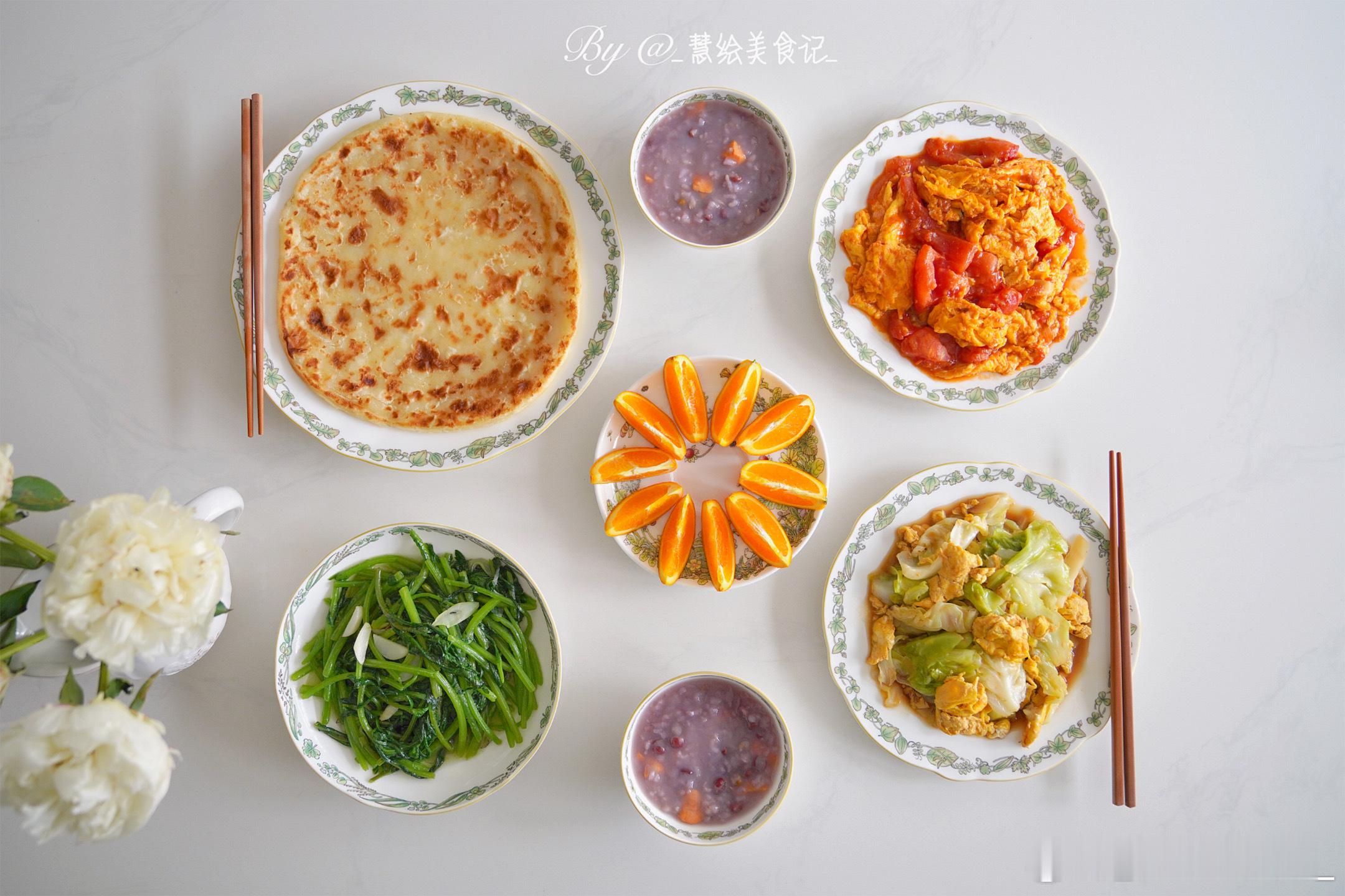 晚饭番茄炒蛋、蒜蓉蒿子秆、卷心菜炒鸡蛋、家常饼、杂粮粥、橙子~#好好吃饭##用心