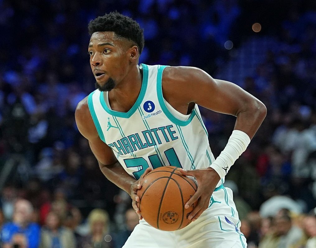 黄蜂宣布，布兰登·米勒确认遭遇左肩半脱位，将在两周后复查。NBA ​​​