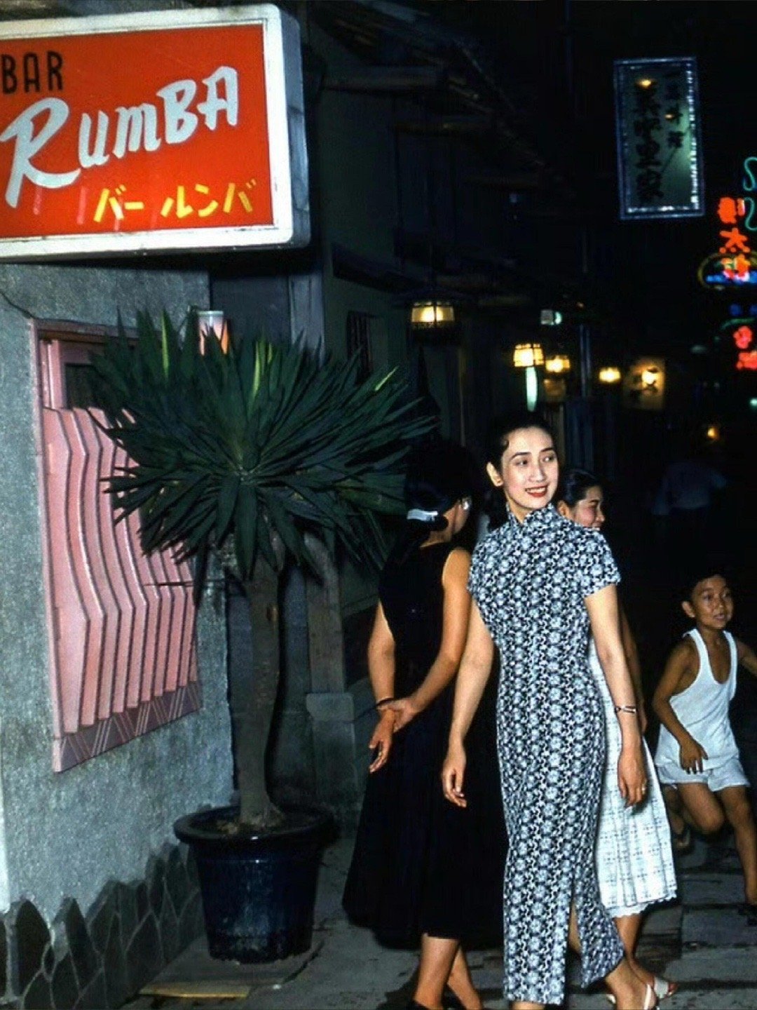 历史知识1950年代的日本。朝鲜战争期间，日本接受大量来自美国的军工订单，195