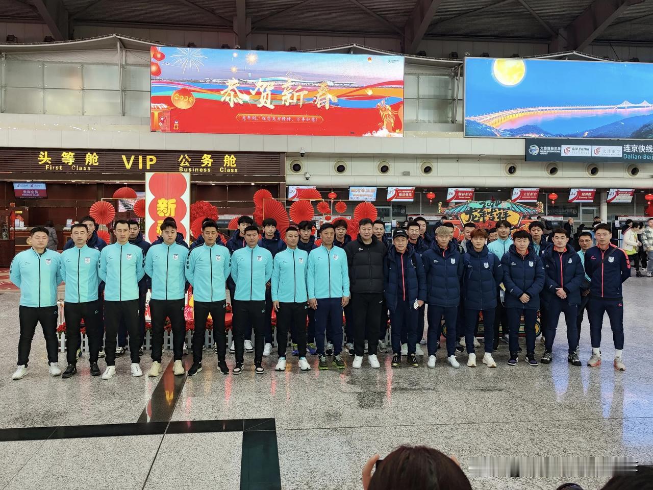 大连英博队今天飞往苏州，开启第二阶段的冬训，在苏州大连英博队将会打几场热身赛，做