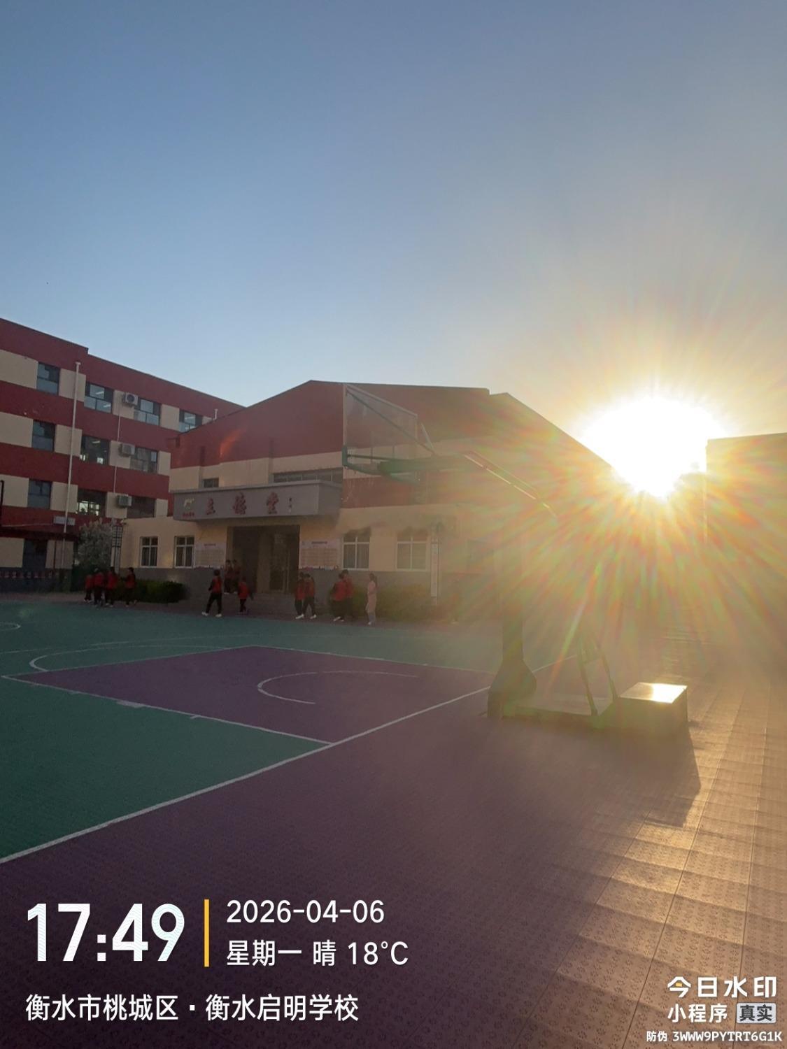 李小冉说我50了根本记不住校园如诗如画处处皆是风景晨光中的书声夕阳下的奔跑都是青