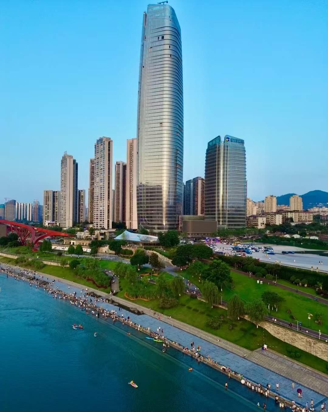 要推动四川全域高质量发展，必须打造区域都市圈增长极，树立一个龙头城市，带动川内产