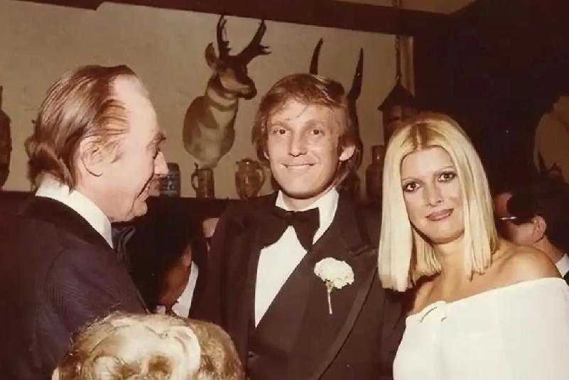 特朗普的第一任妻子是伊万卡的妈妈伊凡娜。
特朗普邂逅伊凡娜后，便迷住了这位离异的