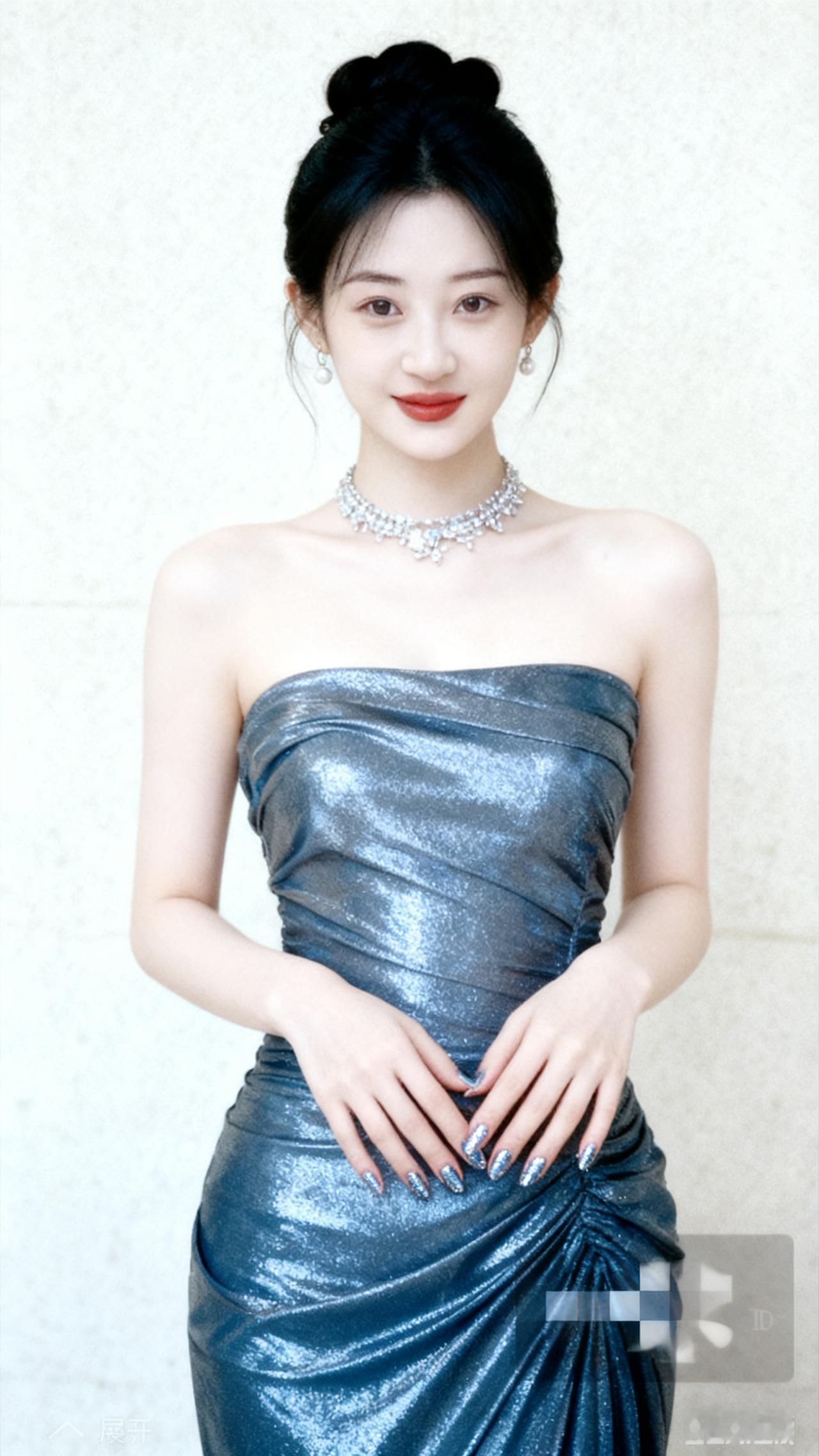 优雅蓝裙，闪耀珠宝，气质女神！💎✨