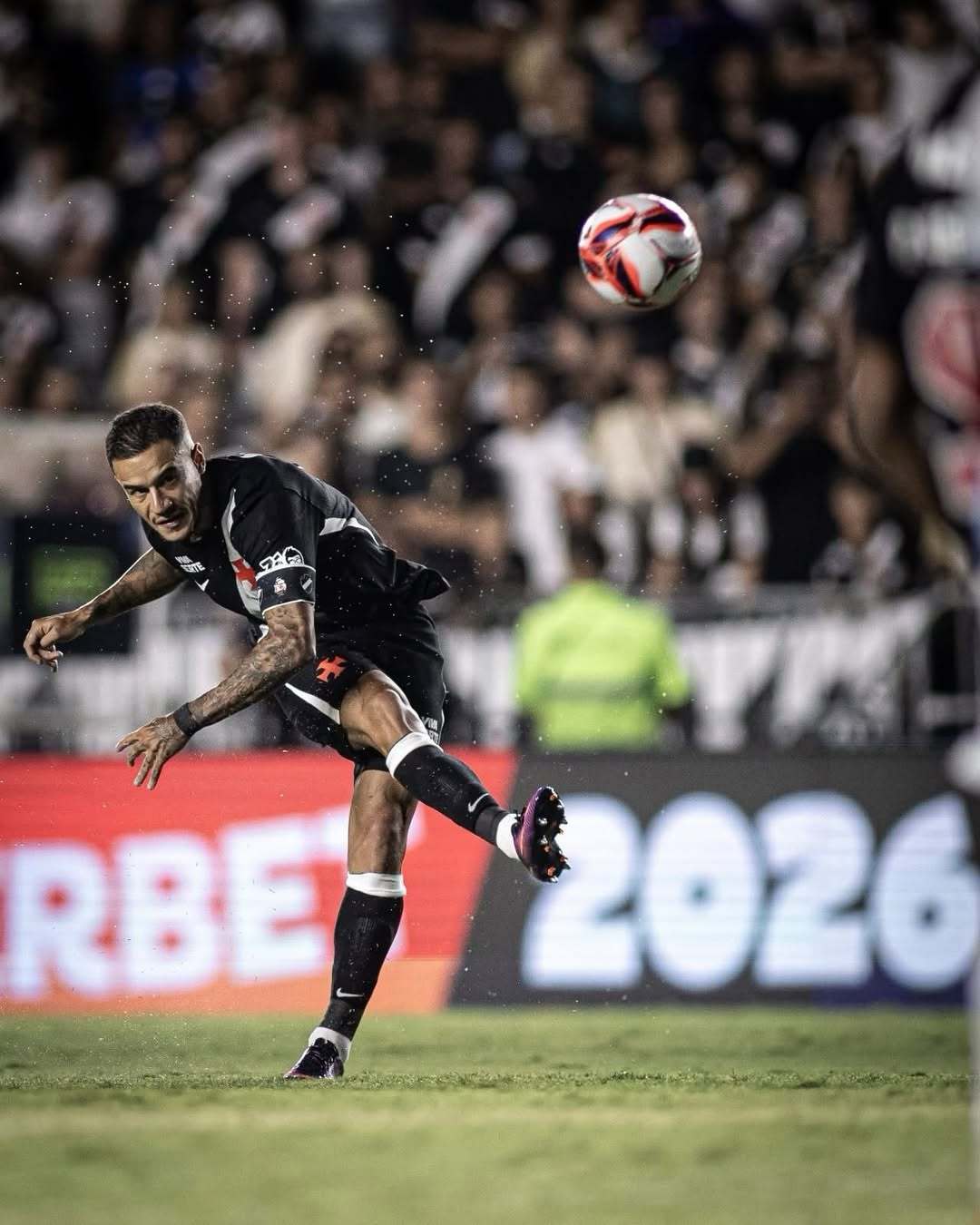 这几天有些装备爱好者发现了耐克给到了瓦斯科达伽马ADV球员版待遇，其实巴甲的科林