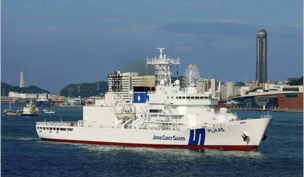 最新消息称日本军舰“朝雾号”靠近台北淡水河口。
据台媒报道，由于强烈台风“巴威”