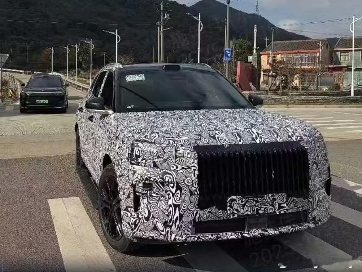 确认，某8系新车将会有黑化运动版可以看到该8系造型并非简单套娃，细节有很多不同，