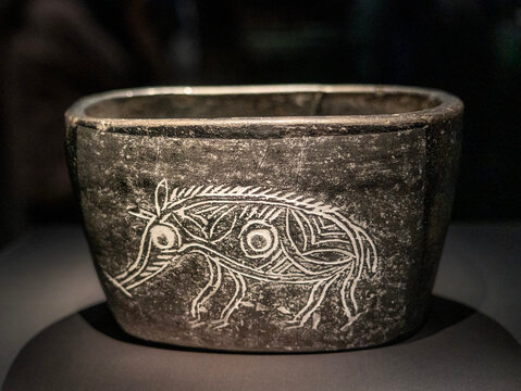 二十六,炖猪肉早在新石器时代，猪已经是中华民族生活中不可分割的一部分了。 