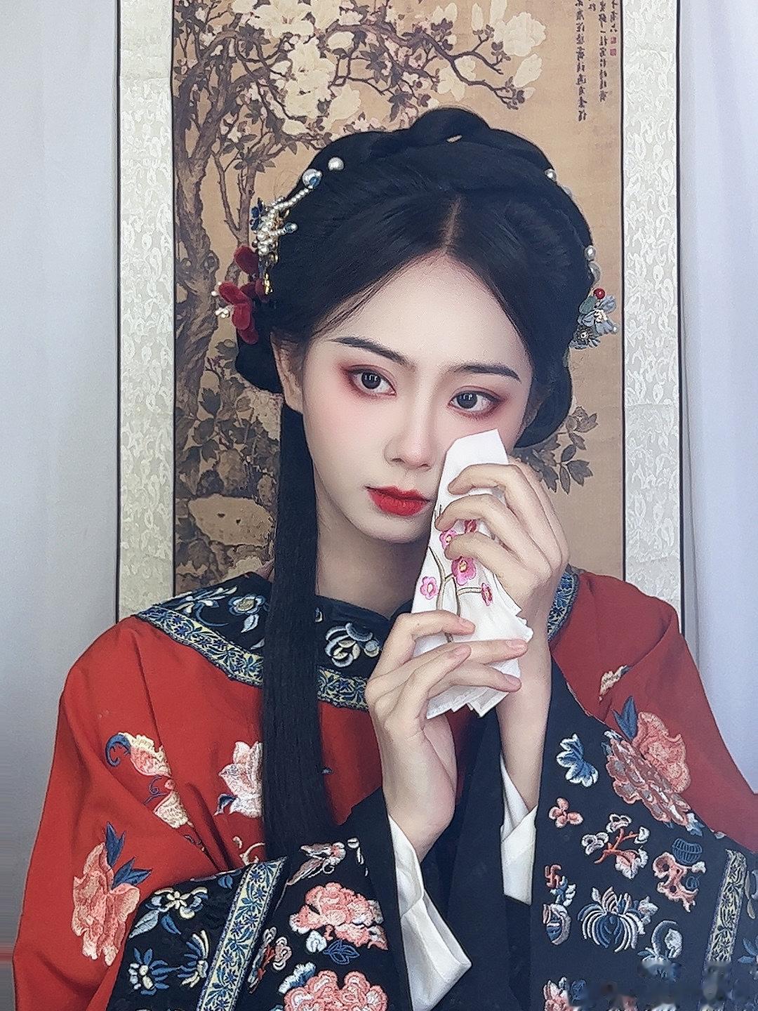 菀菀类卿可止损，兰因絮果误终身。  ​​​