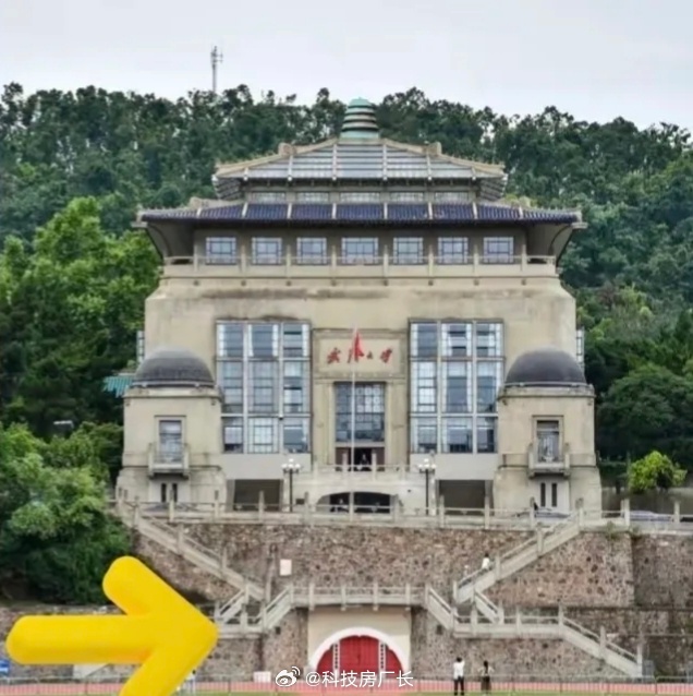 武汉大学又被网友发现一行政楼和日本国会大厦类似，还有个红色半圆图案，怀疑有特殊含