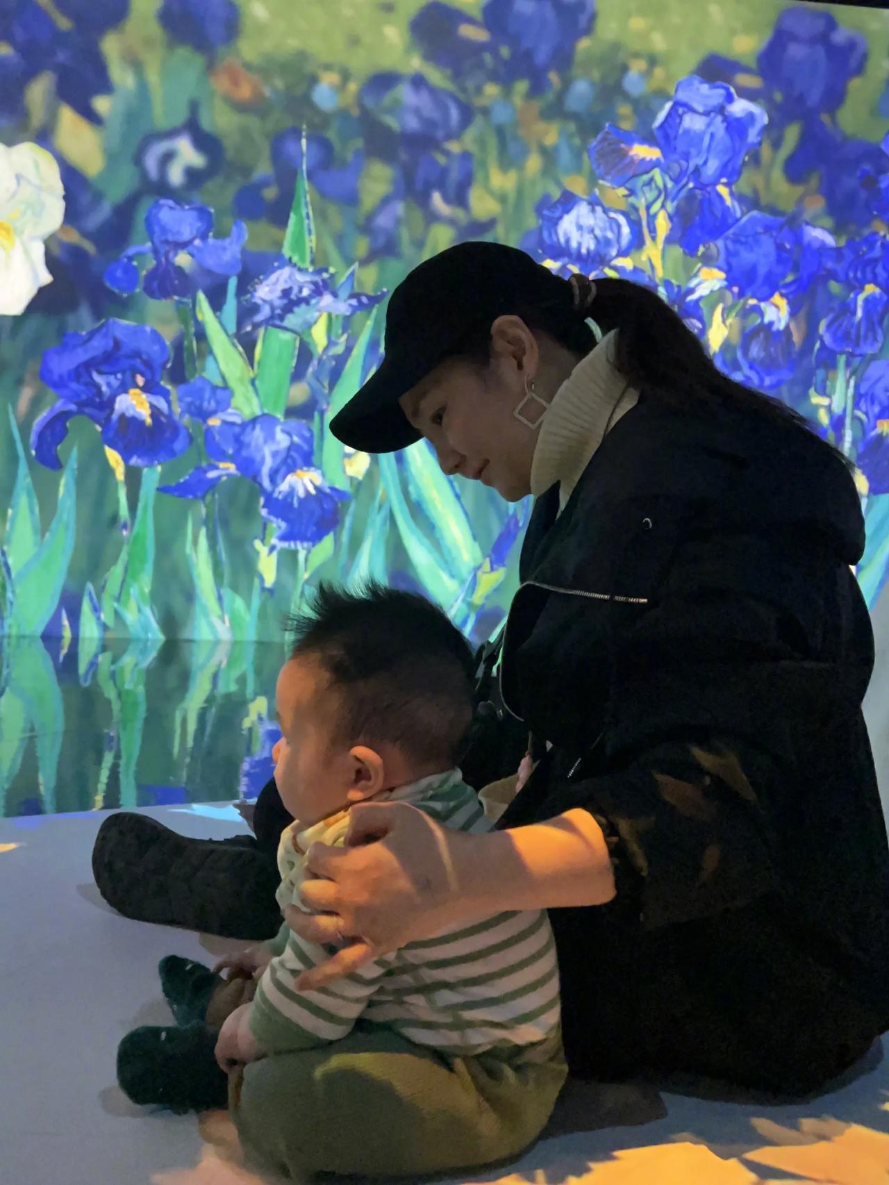 任家萱带6个月大的儿子到艺术馆玩耍，小小年纪就开始接受艺术熏陶啊！任家萱穿着休闲