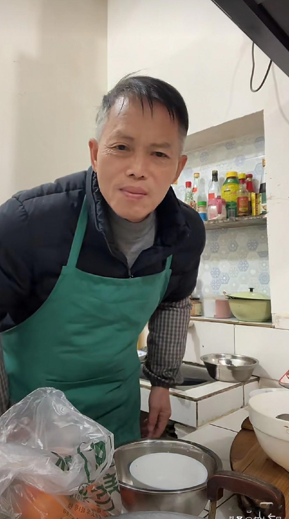 直播洗碗赚眼球！
梁志辉兄弟翘二郎腿嗑瓜子，梁爸弯腰刷锅刷到锅秃噜皮——5000