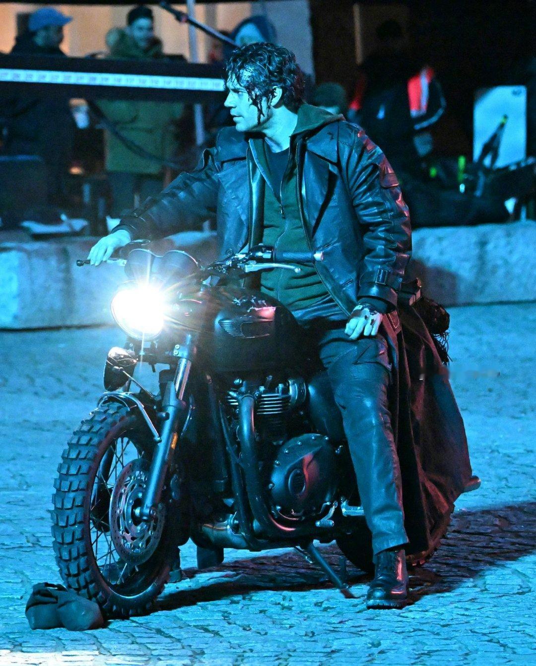 高地人路透照 机车战损亨 亨利·卡维尔主演的新版《高地人》新路透释出。本片由《疾