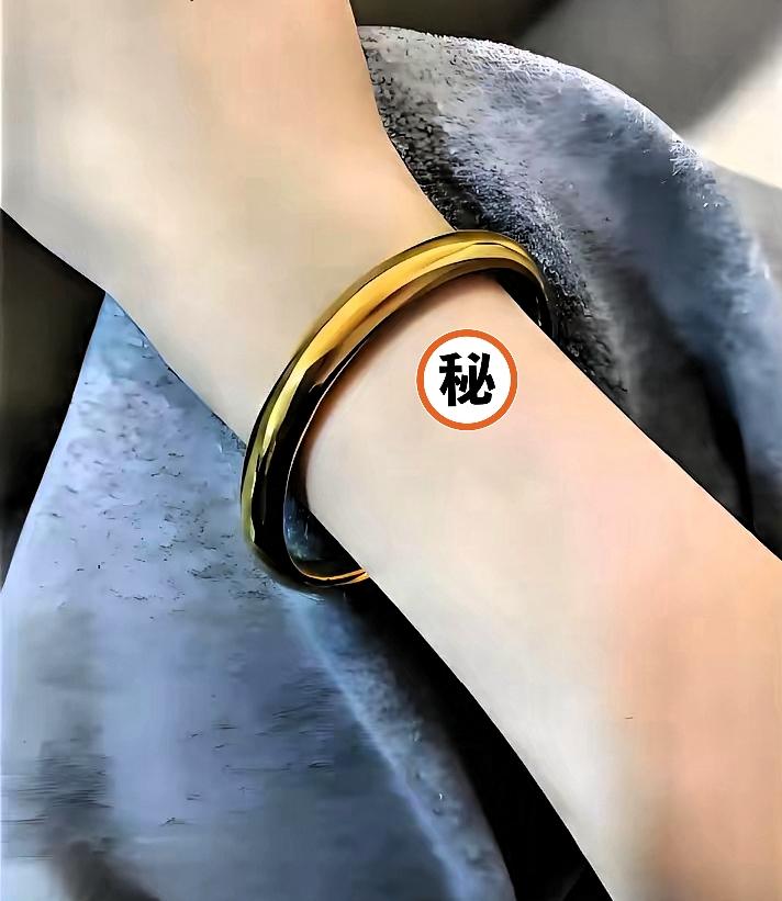 昨天刚入手黄金的朋友，估计心都揪紧了。
昨天金价还在1044，周末直接跌破101