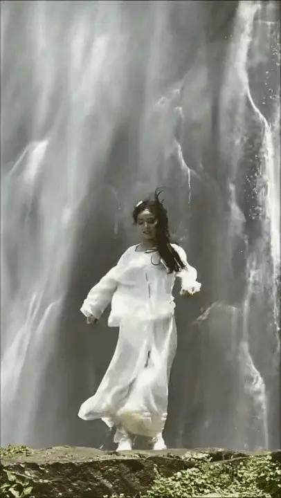 完整榜单
00后女生在瀑布前练习展示太极拳，这一画面不仅令人眼前一亮，更激起了无