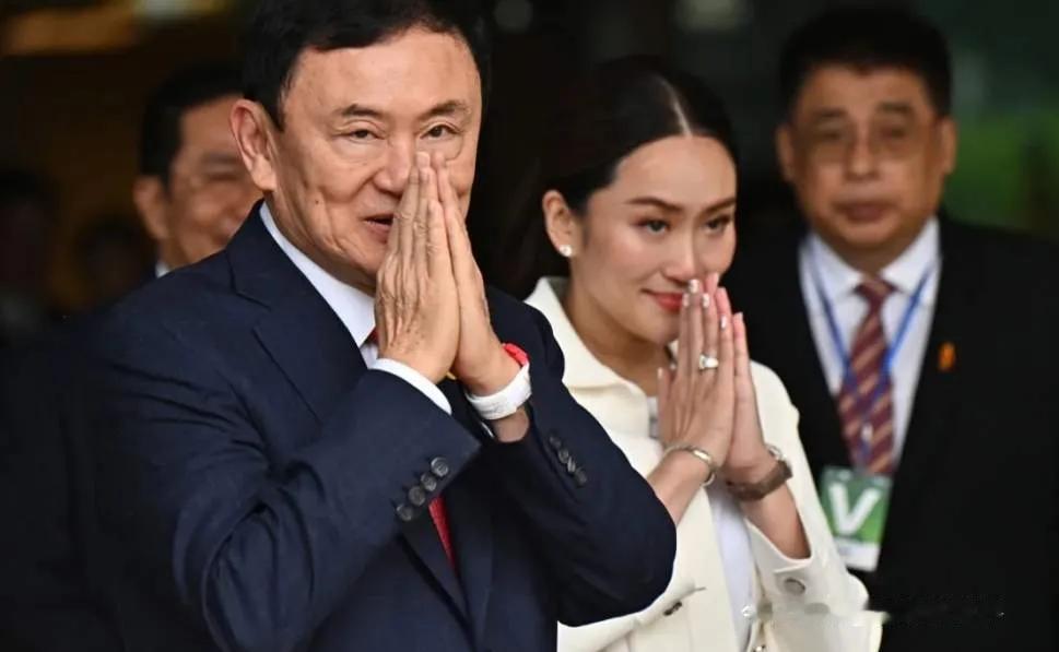 泰国前总理他信又摊上事儿了！2015年他在韩国接受采访，就因为一些言论，现在被指
