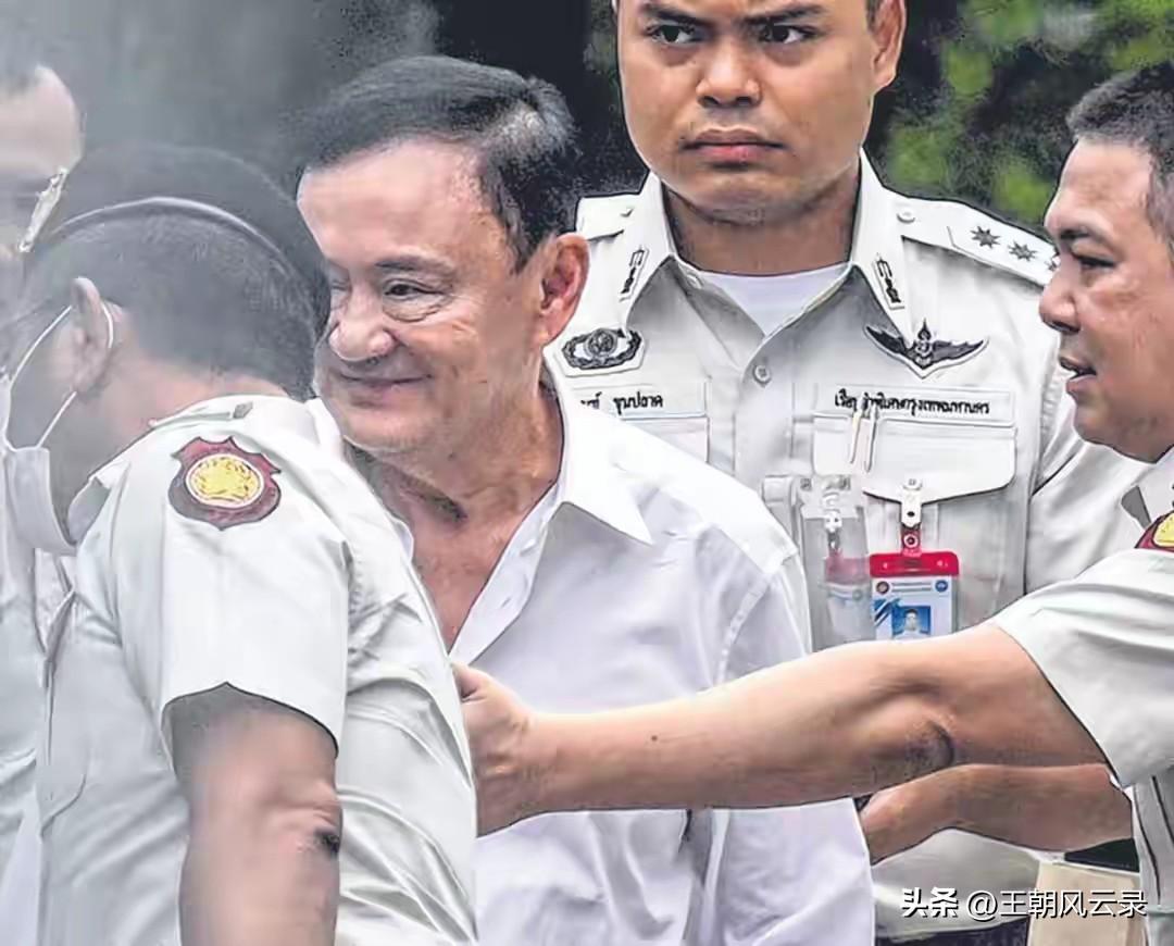 泰国前总理他信获准假释
佩通坦收到一个好消息，父亲他信获准假释，已板上钉钉。
4