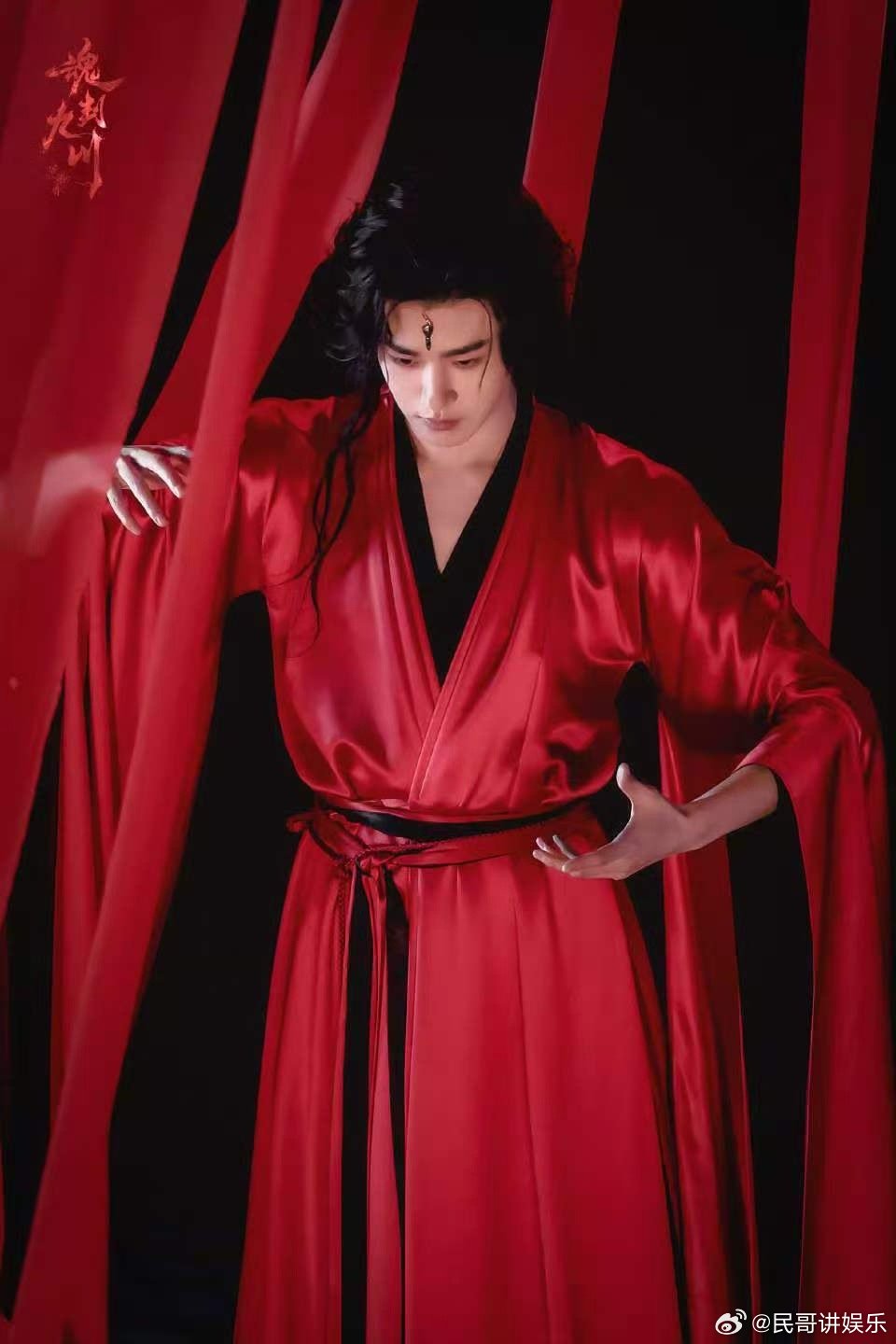 田嘉瑞红衣长发顶级妖塑田嘉瑞红衣长发造型 披肩卷发软fufu的，配红衣却有种矛盾