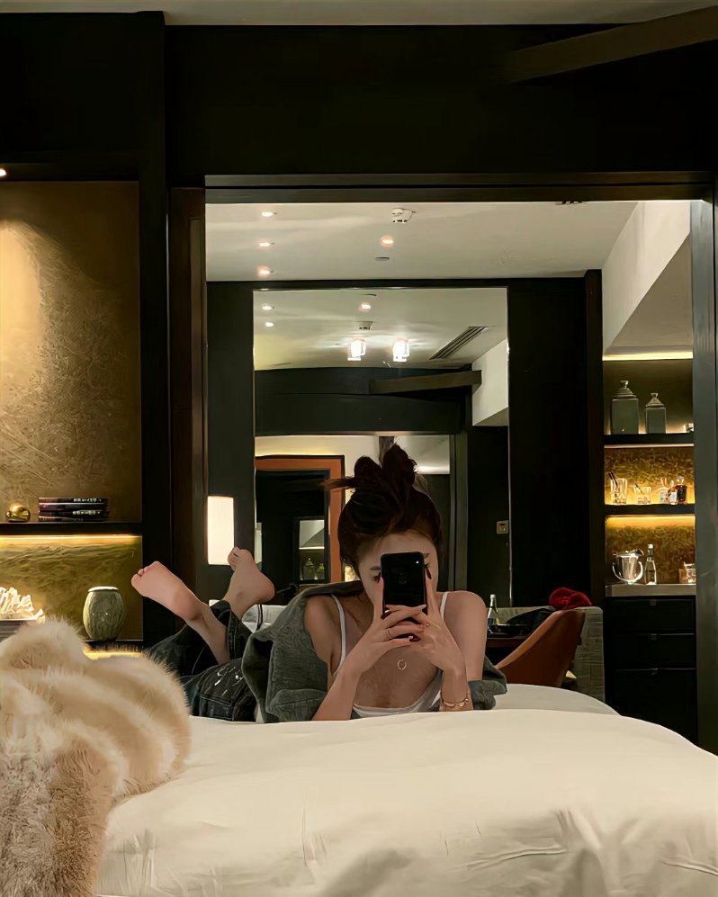 没什么好比的 我不喜欢灯红酒绿的夜生活 不参与复杂虚伪的圈子 我只想平平淡淡 快