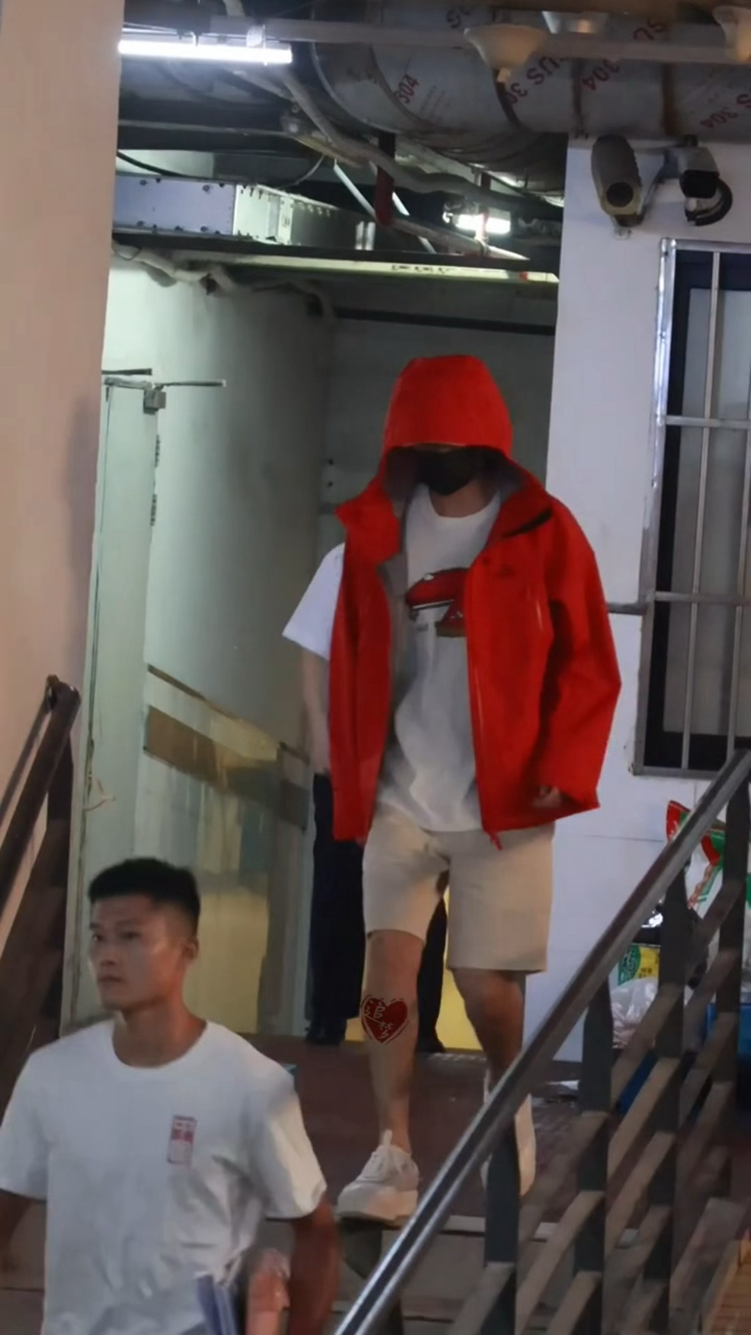 成毅穿着一身红去开机上班了[开学季]成毅两京十五日开机上班成毅一身红开机上班 ​