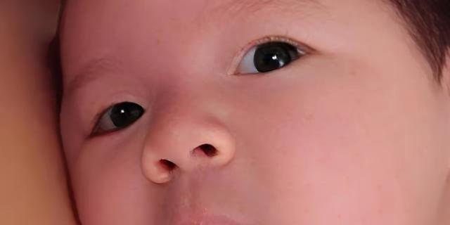 谁家孩子一出生，就能给亲爹带来几亿关注？
说的就是汪小菲和妻子刚出生的儿子。
小