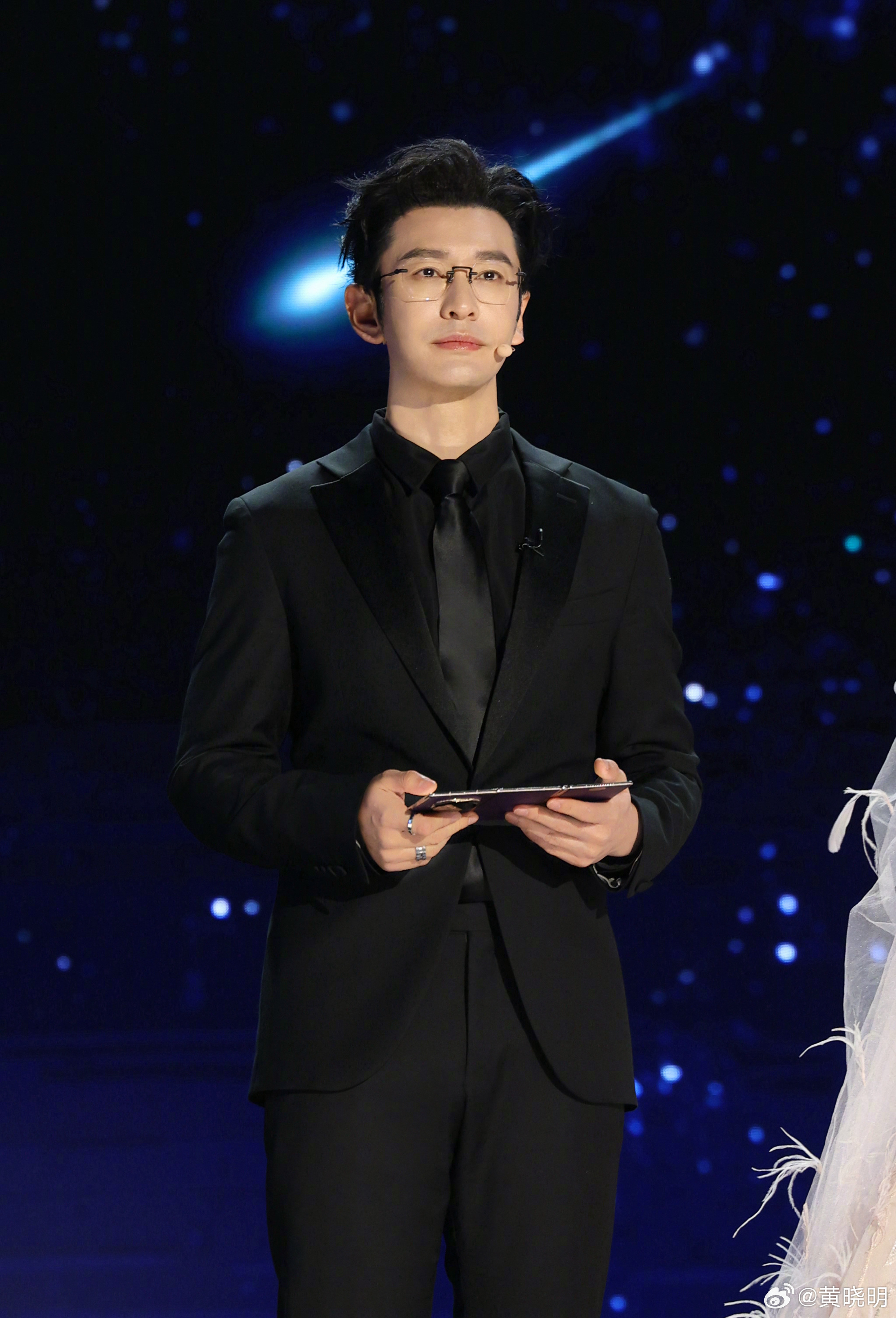 【#黄晓明自曝春节要回1000条消息#】2月23日，在2026年春节档综艺《今夜