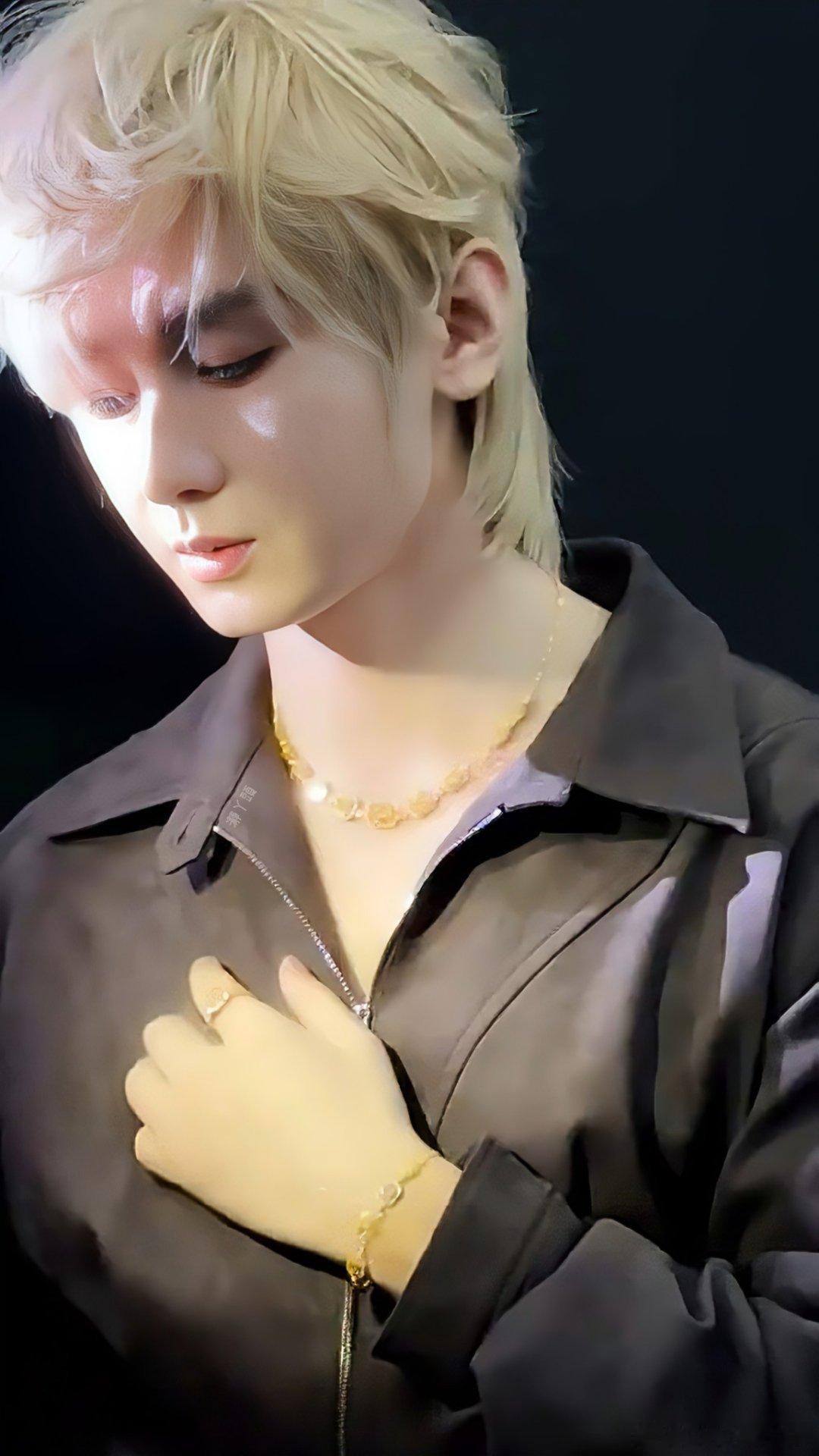 成毅，我收集世间所有的星光，只为拼凑出你眼眸的形状。它们远不及你万分之一明亮。