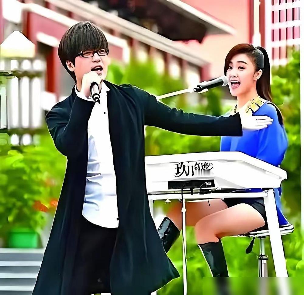 一个成了京城名流，一个成了县城过客。

2020年那场迟到的官宣，只是把早已冷却