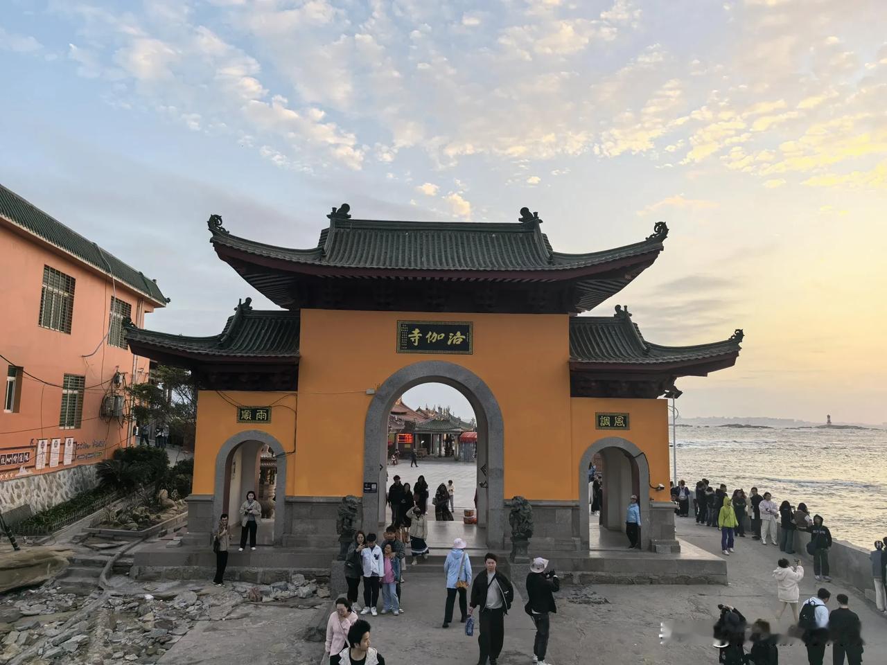 美丽福建42. 泉州海天佛国洛伽寺
海上生庙，庙里看海…
洛伽寺，这是一座漂浮在