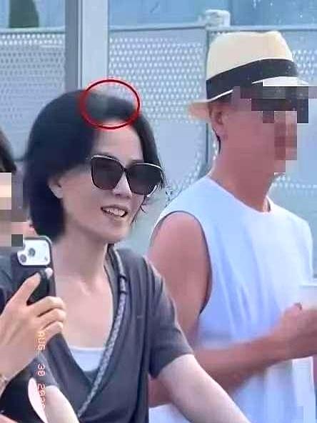我承认，王菲老了我能接受，不爱打扮也认了，可57岁头顶居然看不见发缝，这谁受得了