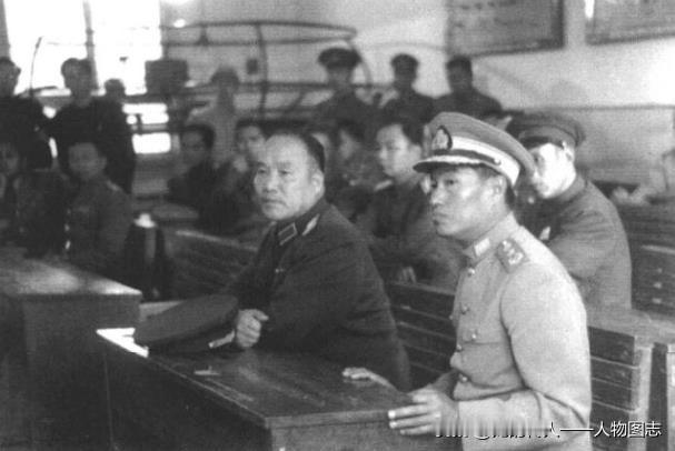 李达(前右二)与缅甸军事代表团团长吴奈温(前右一)