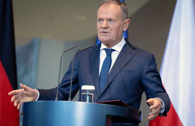 波兰总理图斯克在参加完北约东翼峰会后表示，与俄罗斯接壤的北约国家正计划从欧盟争取