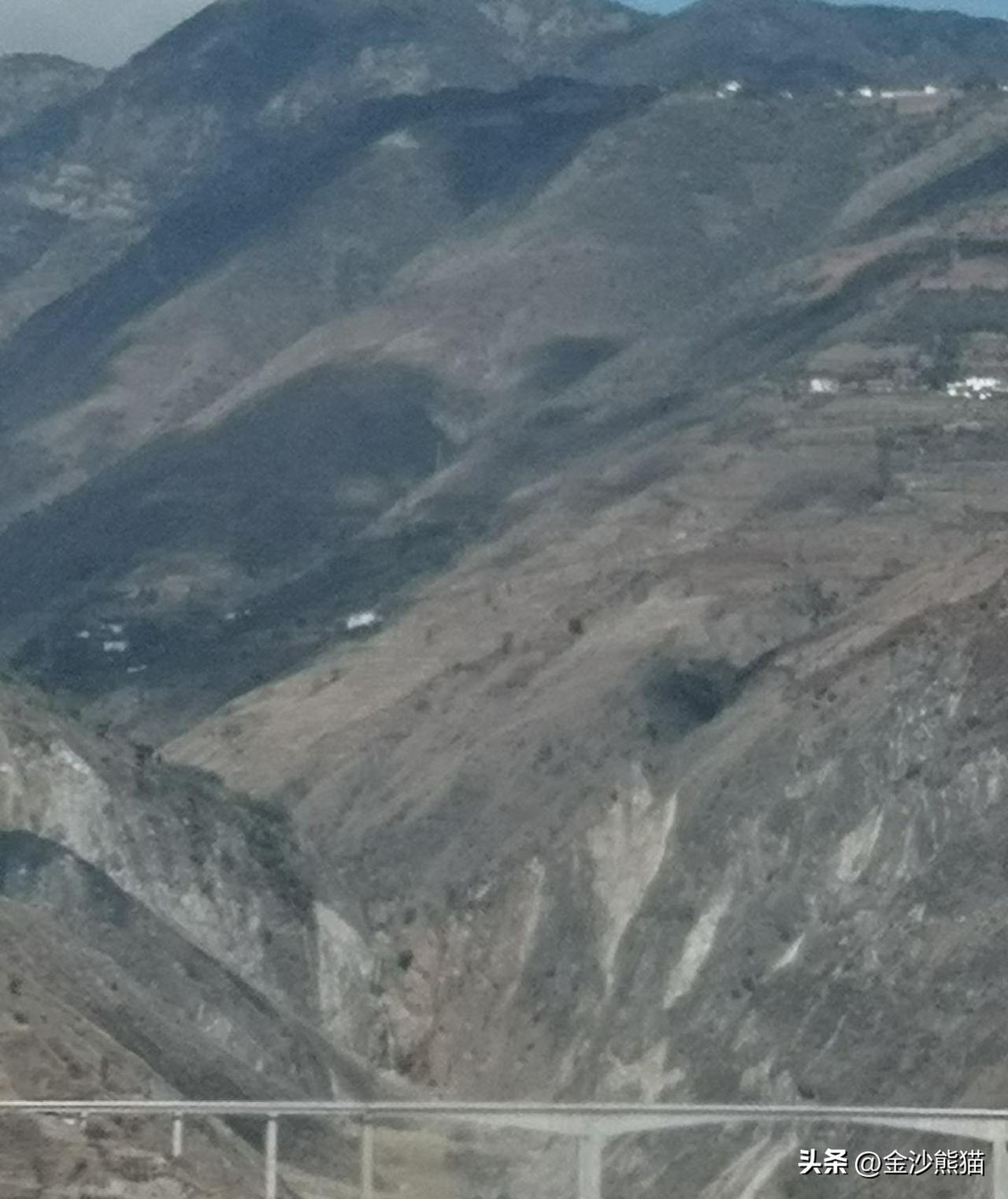 过去的黄土高坡，今天的绿水青山。
写于甘泉黄土人家农家院。
图文原创：东山闲人 