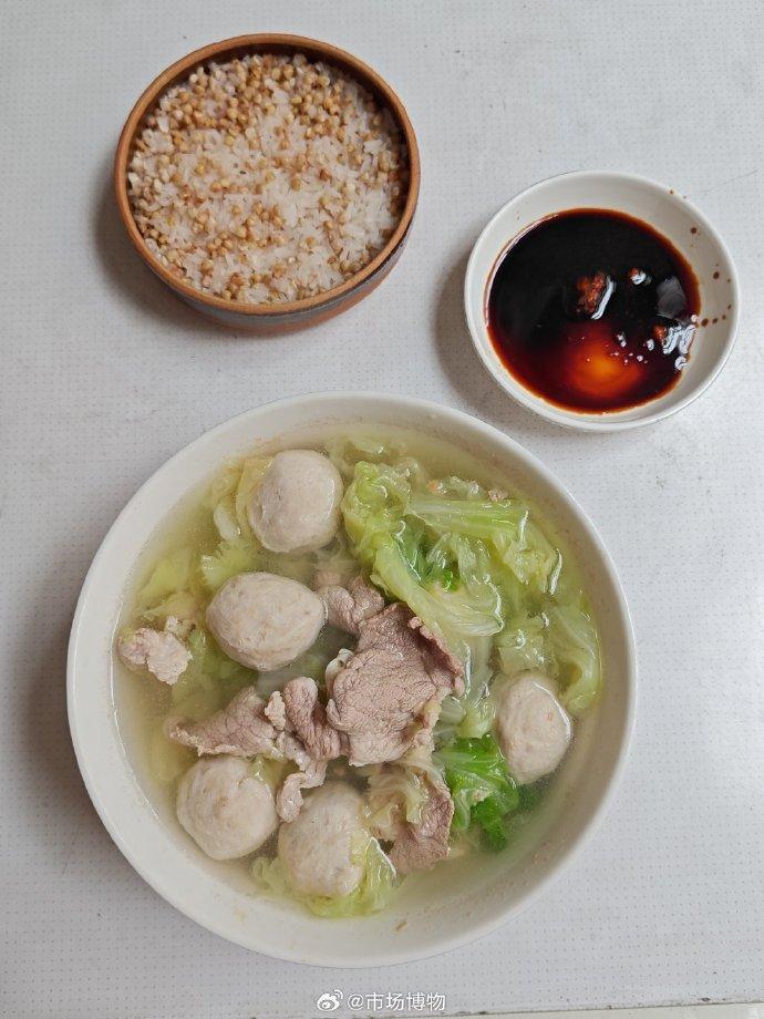 肉丸瘦肉滚白菜叶汤，荞麦饭。有时候煮饭方案，也可以很简单快捷的，营养结构也能维持