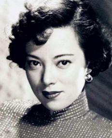 1945年，李香兰将被执行枪决，谁料，临刑前她突然从胸前掏出一张皱巴巴的纸，法官