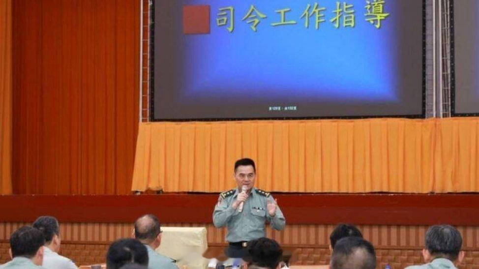 台海局势 台伪陆军司令吕坤修主持汉光42号电脑模拟指挥所演习研讨会时对在场高级军