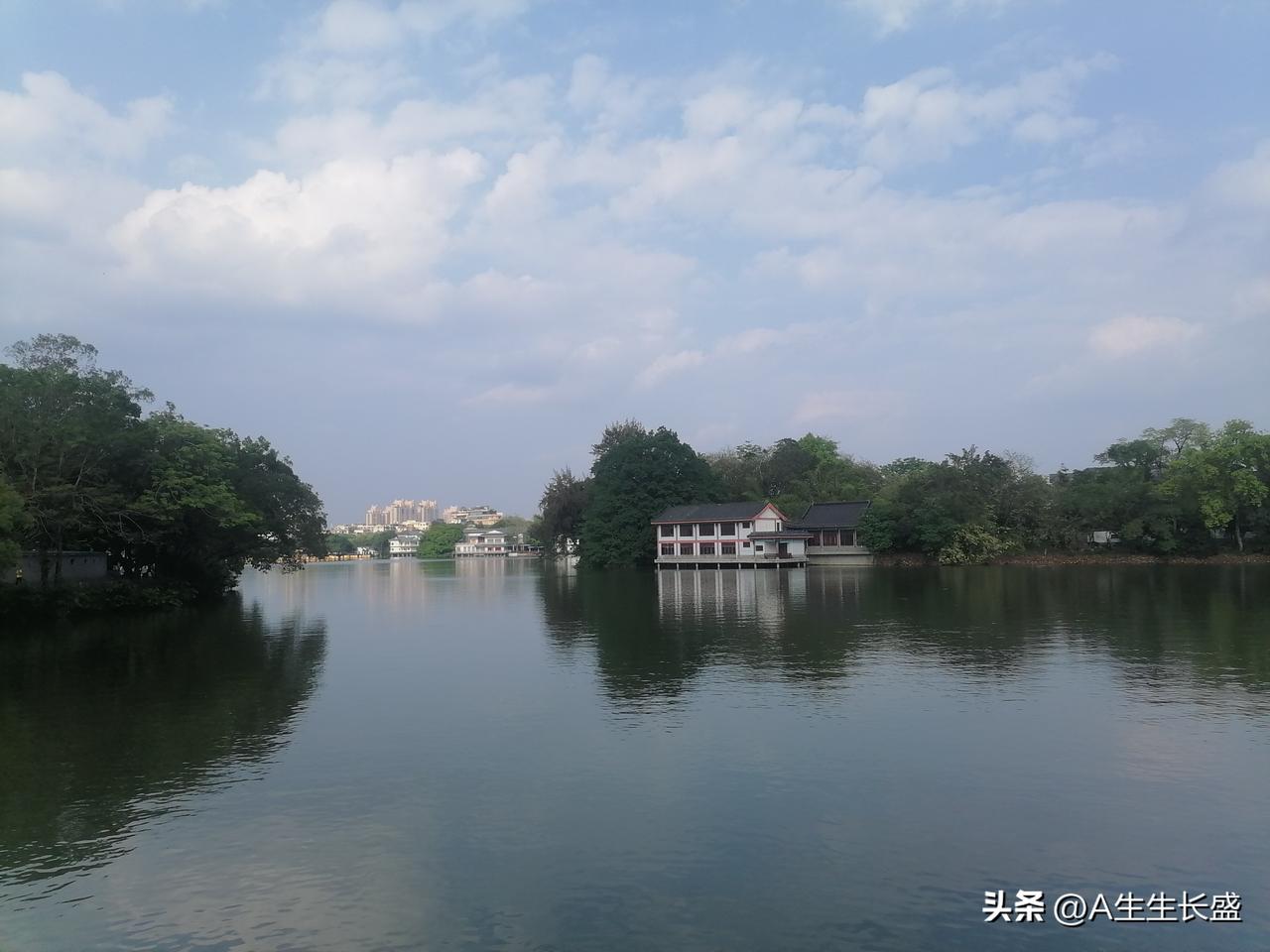湖边一角，远处高楼突出，近处建筑古朴！