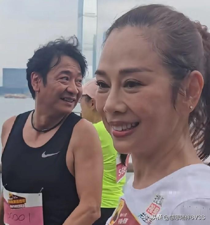 55岁的陈松伶跑港马，真佩服这体力！不过说实话，她瘦得让人心疼，岁月这把刀确实没